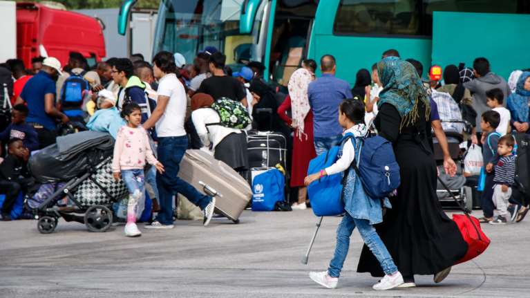 Έφτασαν στον Πειραιά οι 700 πρόσφυγες από τη Σάμο