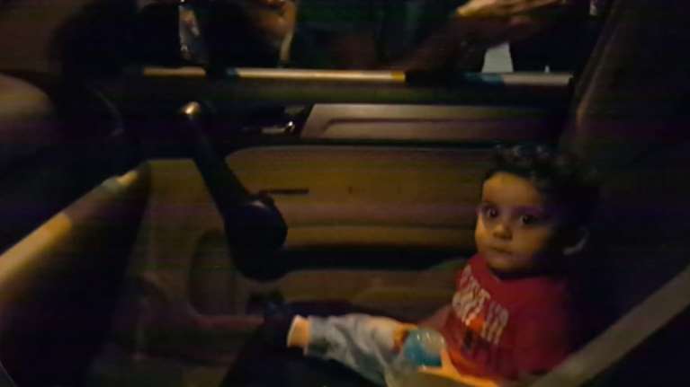 Viral διαδηλωτές στον Λίβανο που τραγουδούν σε τρομαγμένο μωρό (βίντεο)