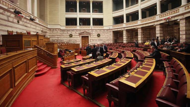 Κατατέθηκε στη Βουλή το νομοσχέδιο για το άσυλο - τι προβλέπει