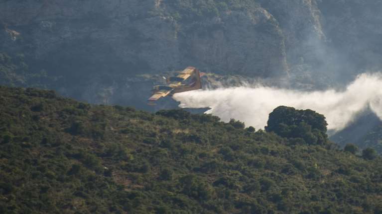 Φωτιά στα Άγραφα - Στη μάχη και πυροσβεστικά αεροπλάνα