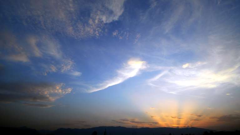 Αραιές νεφώσεις και θερμοκρασία ως 28 βαθμούς