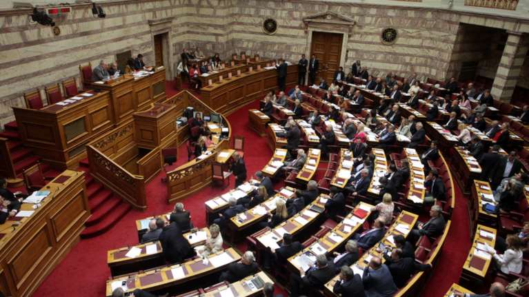 Σε εξέλιξη η συζήτηση στη Βουλή για το πολυνομοσχέδιο