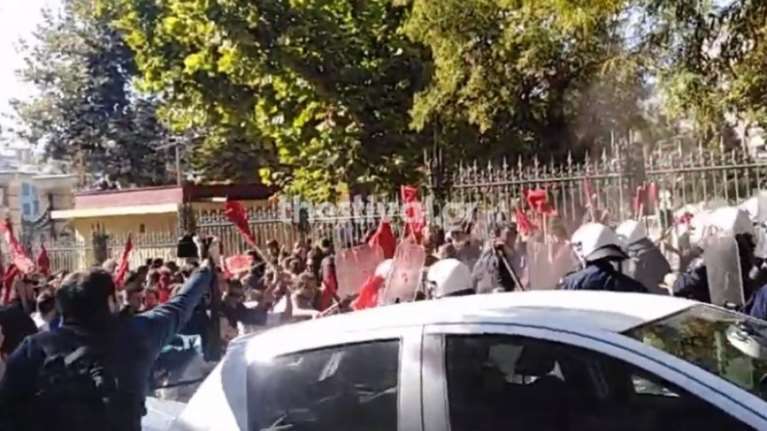 Θεσσαλονίκη: Ένταση και χημικά σε πορεία φοιτητών στο ΥΜΑΘ (βίντεο)