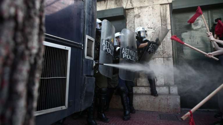 Χημικά και ένας τραυματίας στην πορεία των φοιτητών στην Αθήνα (φωτό)