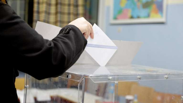 Νέα δημοσκόπηση: Η διαφορά και η «Αχίλλειος πτέρνα» της κυβέρνησης