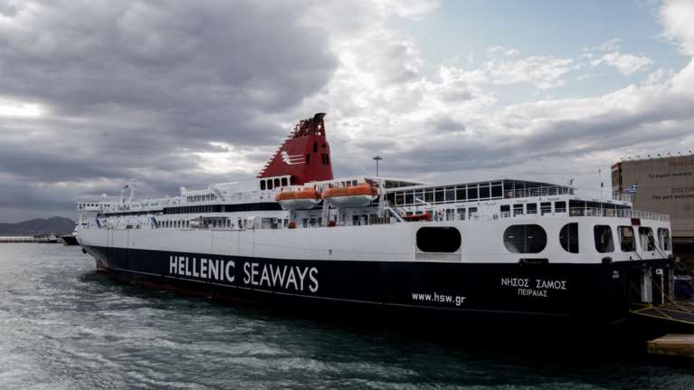 Στο Πειραιά το Νήσος Σάμος με πρόσφυγες από τα νησιά