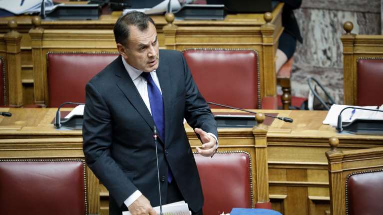 Στο νοσοκομείο ο υπουργός Εθνικής Άμυνας - Τον τσίμπησε μέλισσα