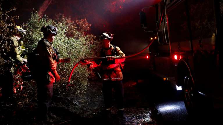 Οι φωτιές στην Καλιφόρνια απειλούν τις συνοικίες των celebrities