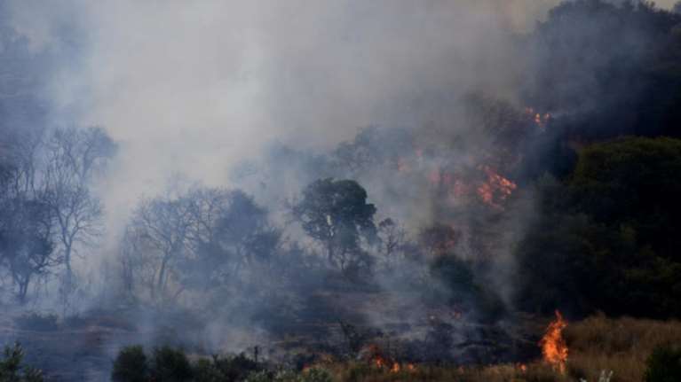 Ηλεία: Μαίνεται η πυρκαγιά σε τρία μέτωπα στις πλαγιές του Ερυμάνθου