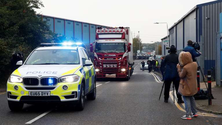 Δύο αδέρφια αναζητώνται για τους θανάτους στο φορτηγό στο Εσεξ