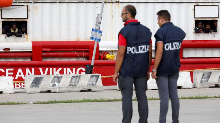 Η Ρώμη έδωσε άδεια να αποβιβαστούν 104 πρόσφυγες στη Σικελία