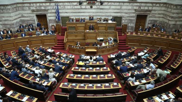 Σύγκρουση αρχηγών στη Βουλή για το προσφυγικό [live]