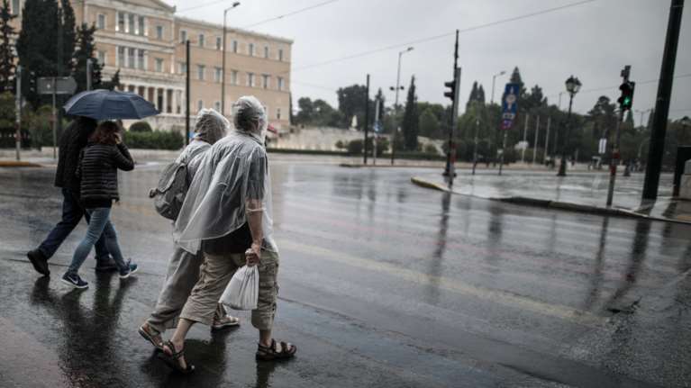 Προβλήματα στους δρόμους από την έντονη βροχόπτωση στην Αττική