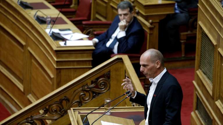 Kόντρα Χρυσοχοΐδη-Βαρουφάκη για το νομοσχέδιο για το άσυλο