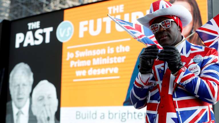 Σε προεκλογική τροχιά τα κόμματα- Τα συνθήματα &amp; οι καμπάνιες