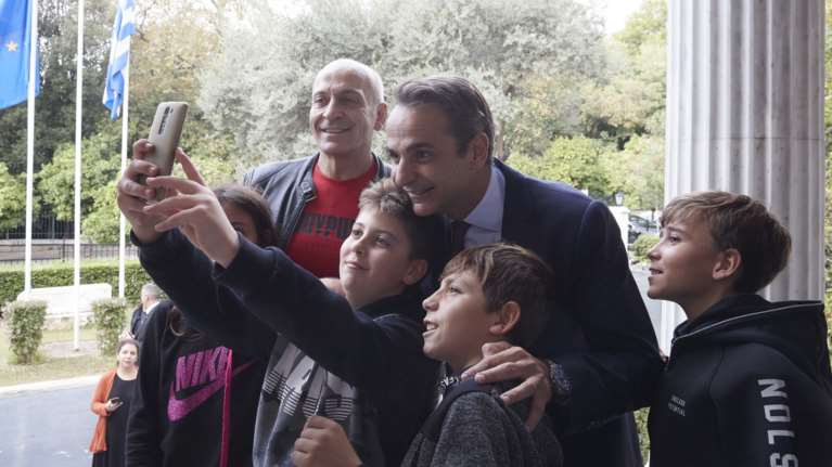 Η απρόσμενη συνάντηση Μητσοτάκη με μαθητές, βροχή οι σέλφι