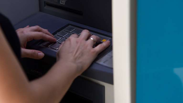 Ποιες χρεώσεις αποφάσισαν να &quot;παγώσουν&quot; οι τράπεζες