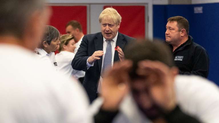 Times: Ο Τζόνσον εγκαταλείπει την απειλή για άτακτο Brexit