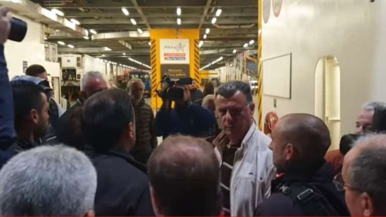 Ένταση στην Κω: Εμπόδισαν την «αποβίβαση» μεταναστών στο νησί - Βίντεο