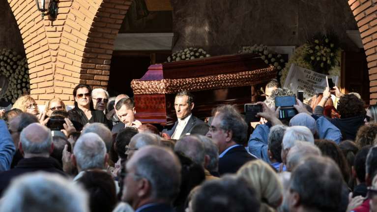 Σε βαρύ κλίμα το &quot;τελευταίο αντίο&quot; στον Γιάννη Σπανό (φωτό)