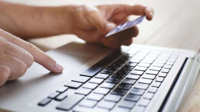 Ηλεκτρονικές συναλλαγές: Οι βασικές αλλαγές και ο στόχος του ΥΠΟΙΚ