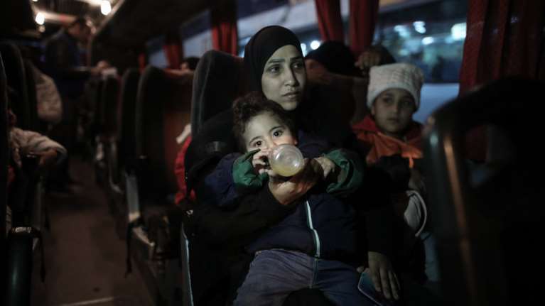 Στον Πειραιά 197 πρόσφυγες, αντιδράσεις στην ενδοχώρα