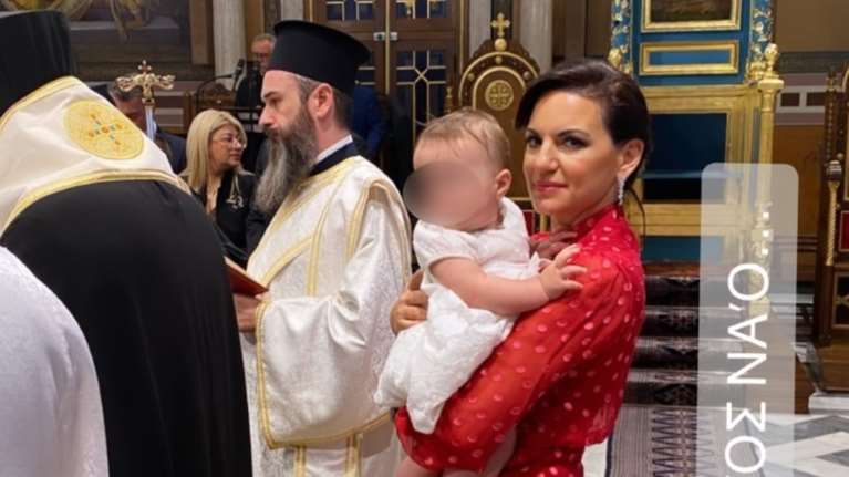 Νονά με κατακόκκινο σύνολο η Όλγα Κεφαλογιάννη [Εικόνες]