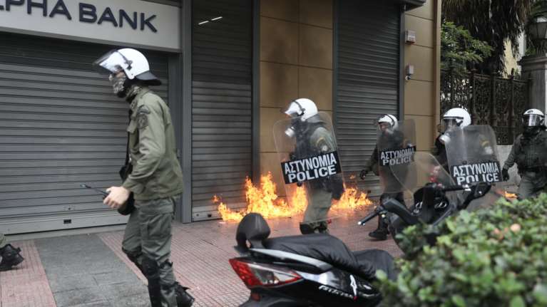 Θεσσαλονίκη: Καταδρομική επίθεση με βόμβες μολότοφ σε διμοιρία των ΜΑΤ