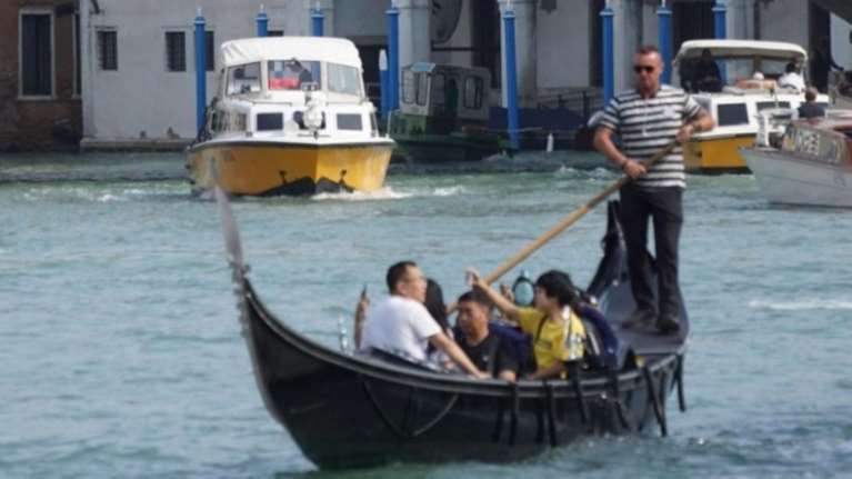 Βενετία: Οι γονδολιέρηδες γίνονται δύτες και μαζεύουν απορριμμάτα