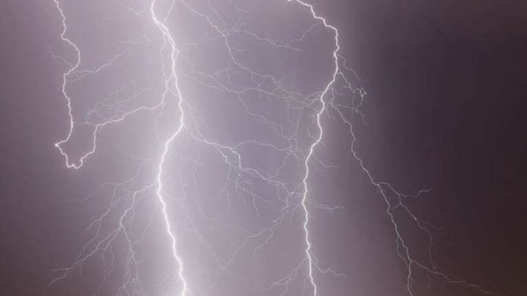 Κακοκαιρία: Περίπου 3.500 κεραυνοί στη χώρα μας έως το μεσημέρι