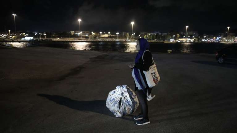 Διαμαρτυρία στη Νάουσα κατά προσφύγων, άλλοι 155 στον Πειραιά