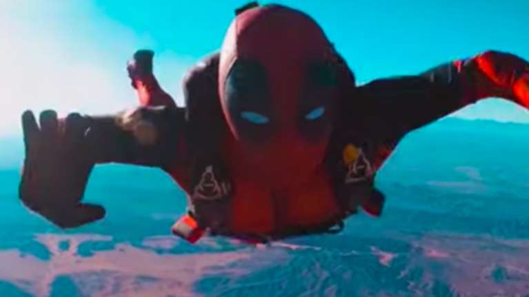 Ντύθηκε σαν τον Deadpool και πήδηξε από τα... 3.600 μέτρα