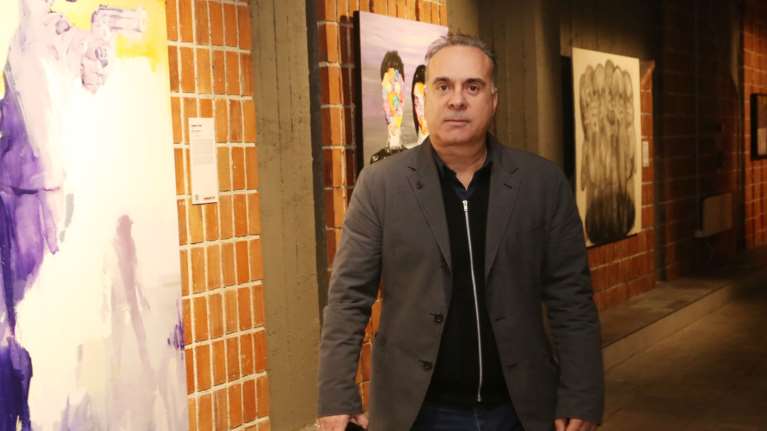 «Η ζωή μου άλλαξε όταν ο φαντάρος που με χλεύαζε ήρθε και με φίλησε»