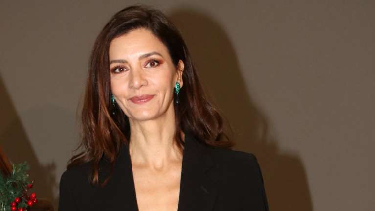 Κατερίνα Λέχου: Κομψή με σούπερ μίνι με παγέτες και ανδρικό σακάκι