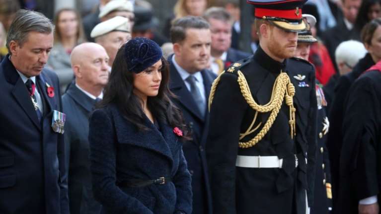 Μέγκαν Μαρκλ: Πιο όμορφη από ποτέ με oversized παλτό και Philip Treacy