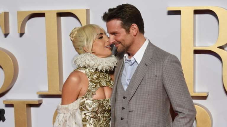 H Lady Gaga απαντά για τη «σχέση» της με τον Μπράντλεϊ Κούπερ