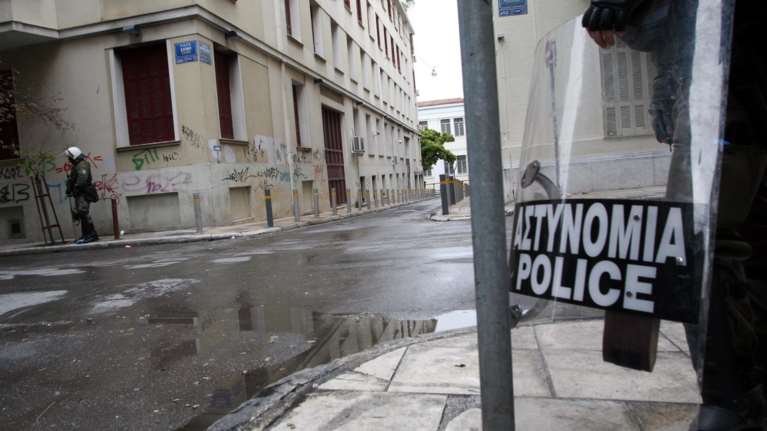 Επίθεση κατά αστυνομικών στα Εξάρχεια - 18 προσαγωγές
