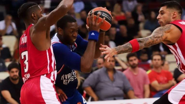 Βαριά ήττα του Ολυμπιακού στο ΣΕΦ από την Ανατολού