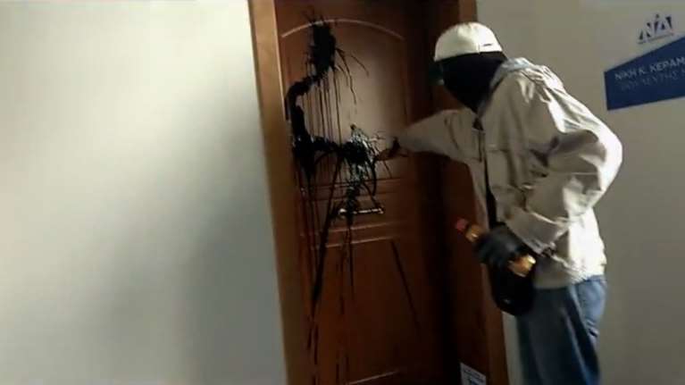 Επίθεση του Ρουβίκωνα με μπογιές στο γραφείο της Κεραμέως