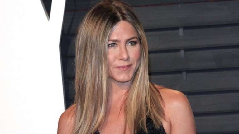 Τζένιφερ Άνιστον: Η απροσδόκητη εμφάνιση χωρίς τέλεια μαλλιά [Εικόνες]