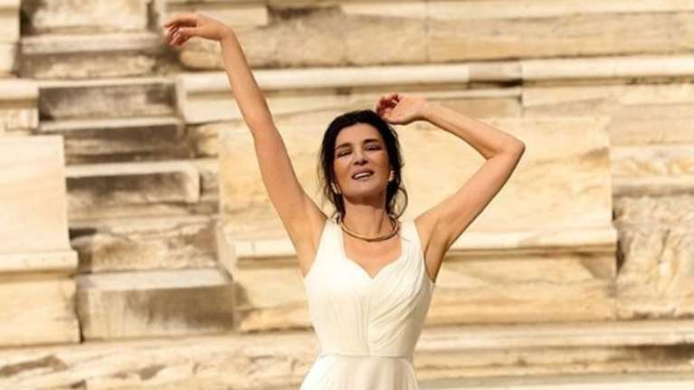 Η Ναυπλιώτου σε γαλλικό περιοδικό με φόρεμα της Σοφίας Κοκοσαλάκη