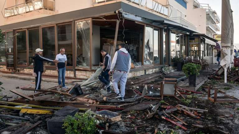Σοκαριστικό τροχαίο: Οδηγός ΙΧ ισοπέδωσε τρία μαγαζιά στο Λουτράκι