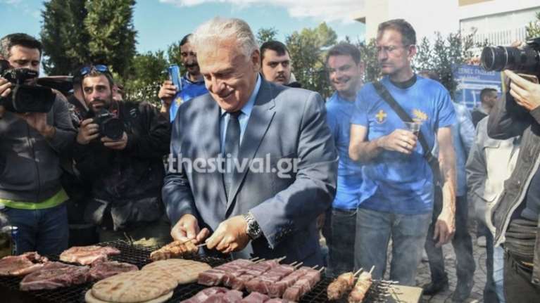 Έψησε σουβλάκια ο Π. Ψωμιάδης στο μπάρμπεκιου στα Διαβατά