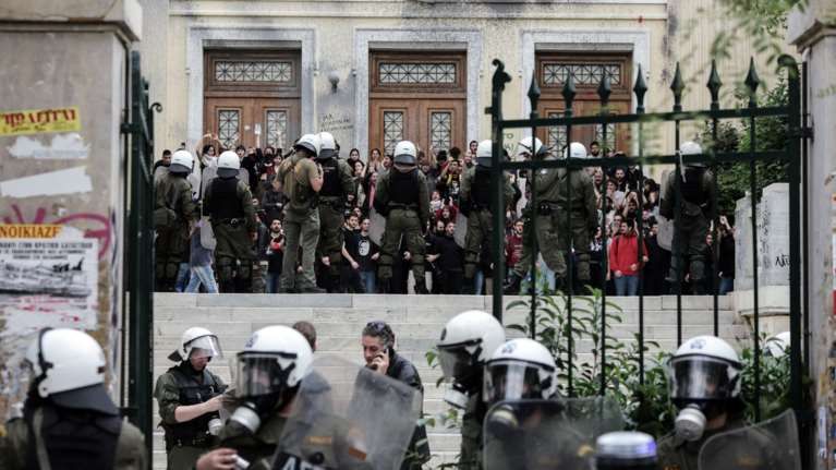 Αποχώρησαν τα ΜΑΤ από την ΑΣΟΕΕ - Έξι τραυματίες φοιτητές