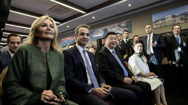 Στις εγκαταστάσεις της Cosco Μητσοτάκης και Σι