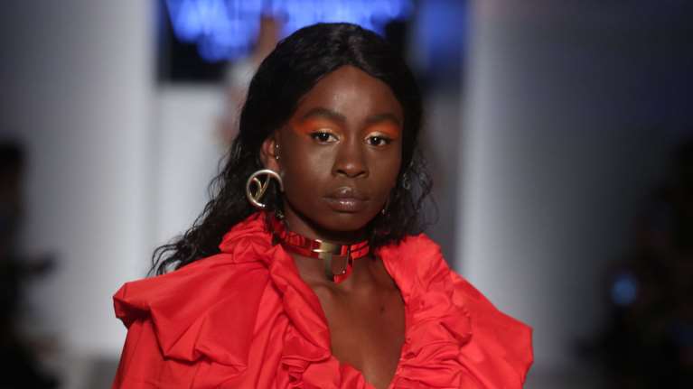 Σουζάνα Κουόλ: Με περούκες και μαντήλια στα μαλλιά στην εβδομάδα μόδας