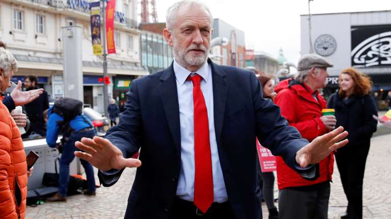 Ο Τζέρεμι Κόρμπιν μειώνει τη διαφορά από τον Τζόνσον