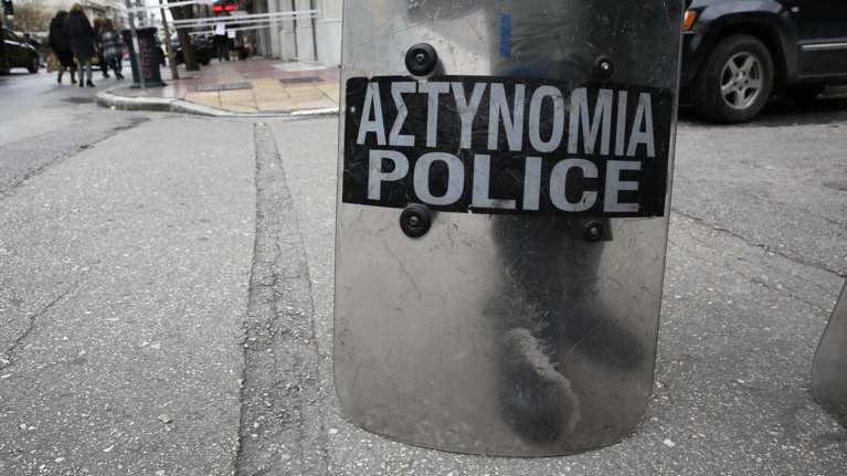 Ένταση έξω από την ΑΣΟΕΕ - 15 κουκουλοφόροι έσπασαν μοτοσυκλέτα αστυνομικού