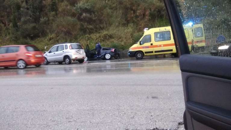 Δύο τραυματίες σε σοβαρό τροχαίο στην Αθηνών - Πατρών