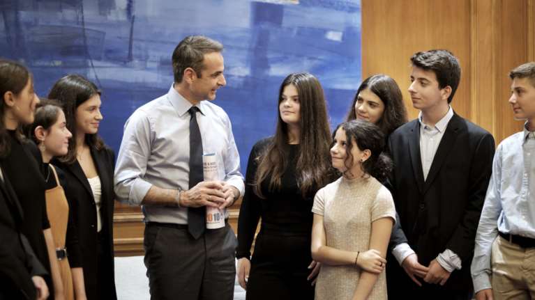 Συνάντηση Μητσοτάκη με παιδιά-εθελοντές του «Χαμόγελου του παιδιού» (φωτό)